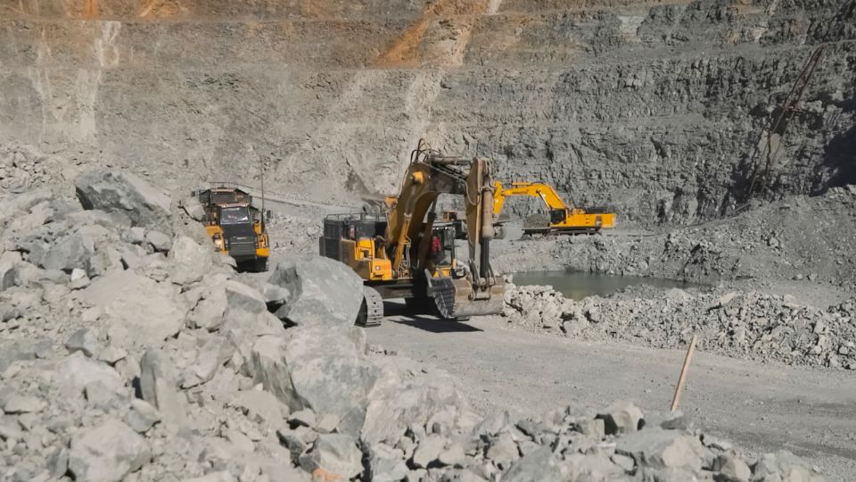 Elementos de rescate realizan labores de búsqueda tras un derrumbe en una pedrera de Escobedo donde un trabajador permanece desaparecido.