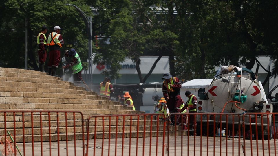 Equipos de limpieza de la Ciudad de México lavan las escalinatas del Ángel de la Independencia.