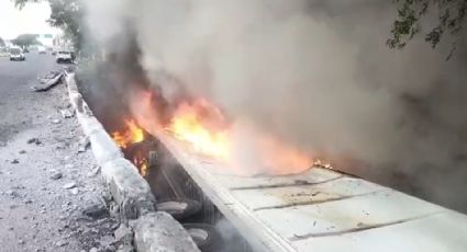Tráiler se incendia tras caer a paso a desnivel en Carretera Nacional en Santiago: cierran carriles