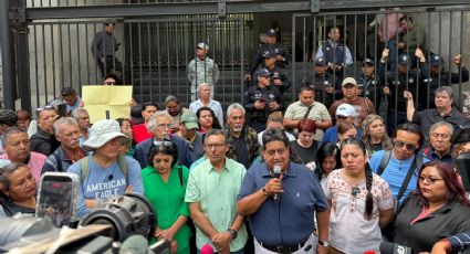 "Actúa con autoritarismo": CNTE acusa represión en el Zócalo y reporta maestro herido
