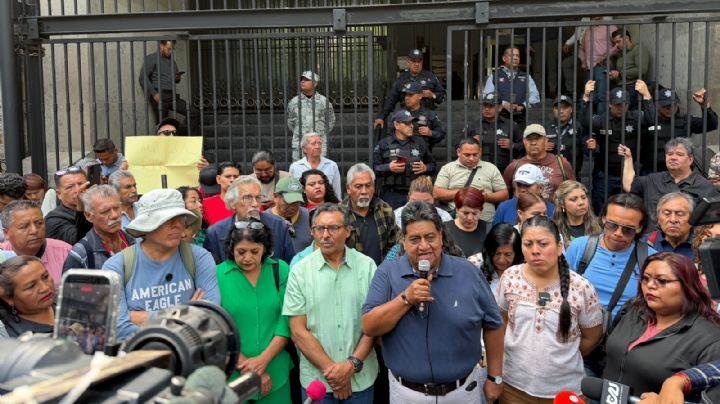 "Actúa con autoritarismo": CNTE acusa represión en el Zócalo y reporta maestro herido