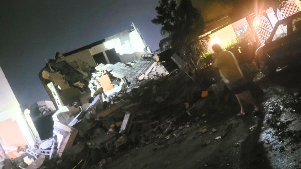 Una vivienda en la Privada San Carlos, en Guadalupe, colapsó durante la madrugada tras las intensas lluvias registradas en la zona metropolitana.