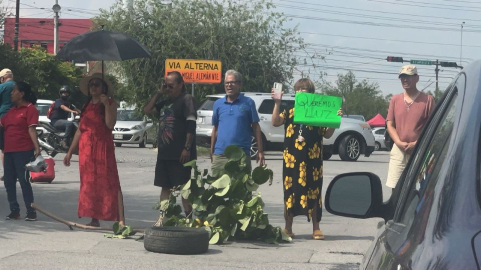 Vecinos bloquearon avenidas en Monterrey y otros municipios de Nuevo León para exigir el regreso de la energía eléctrica tras varios días de apagones.