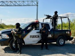 Roban 30 mil pesos de empresa en Monterrey tras amagar al guardia