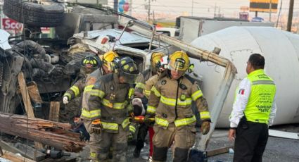 Vuelca revolvedora tras falla en frenos en Cumbres; chofer queda atrapado