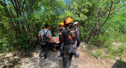 Rescatan a mujer tras sufrir caída y lesionarse en el Cerro de la Silla