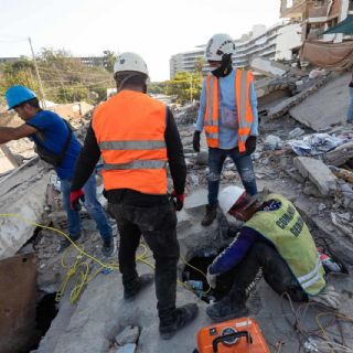 Rescatan con vida a hombre tras permanecer 106 horas atrapado