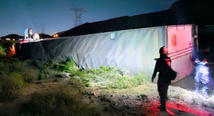 Vuelca tráiler en carretera a Saltillo