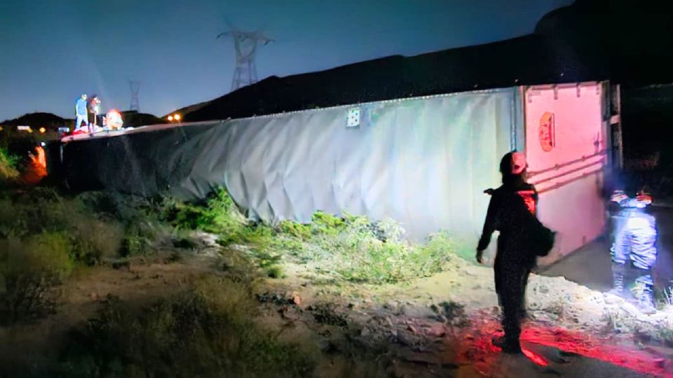 El conductor de un tractocamión resultó ileso tras volcar sobre la carretera Saltillo-Monterrey, en García