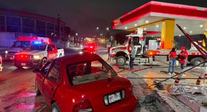 Conductora pierde el control y se estrella contra andamios de una gasolinera en Monterrey