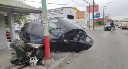 Reportan choque en Avenida Lincoln en Monterrey: conductora y menor de 7 años son atendidos