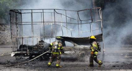VIDEO | Camioneta cargada con pacas de cartón se incendia en Valle Alto; conductor resulta ileso