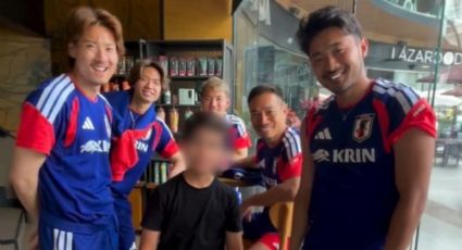 Jugadores de Japón sorprenden a niño en Monterrey y le firman su álbum del Mundial | VIDEO