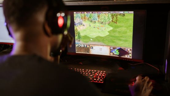VIDEO | 'Gamer' ignora quemadura por no perder partida