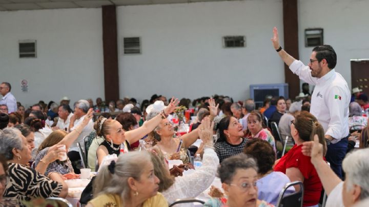 Adultos mayores de Santiago disfrutan festejo por el Día de las Madres y del Padre