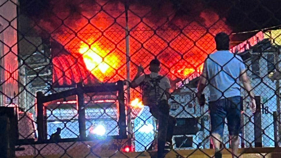 Bomberos atienden el siniestro.