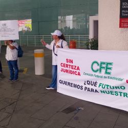 Protestan jubilados en el AICM