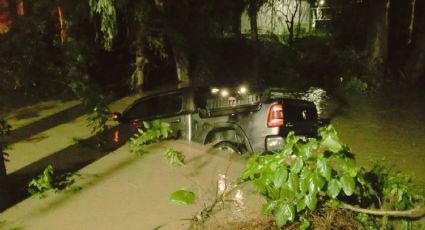 Camioneta termina dentro de un arroyo tras derrape en carretera de Allende