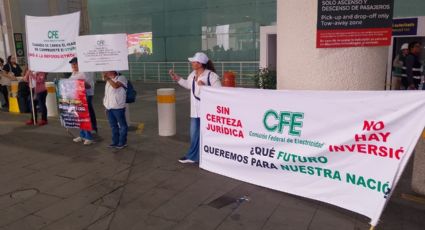 Protestan jubilados en el AICM
