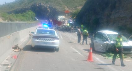 Tráiler cargado con rollos de papel aplasta camioneta en la carretera Monterrey-Saltillo