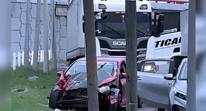 Choque entre tráiler y auto bloquea carriles de la carretera a Nuevo Laredo