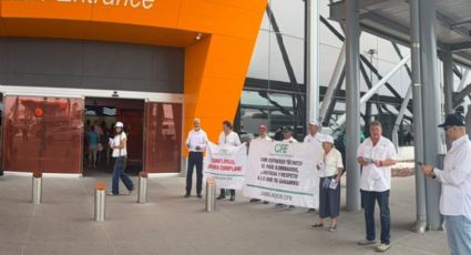 Jubilados de la CFE protestan en Aeropuerto de Monterrey por cambios en sus pensiones