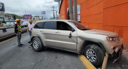 Conductor pierde el control y se estrella contra muro en avenida Garza Sada