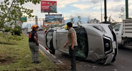 Conductor de 20 años vuelca su camioneta en Avenida Constitución, en Monterrey