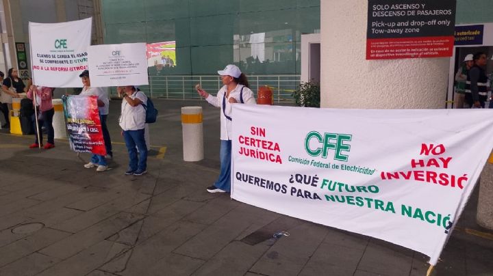 Protestan jubilados en el AICM