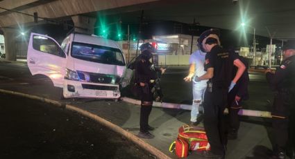 Choque en Aztlán y Rangel Frías deja daños en luminaria; hayan segundo vehículo involucrado