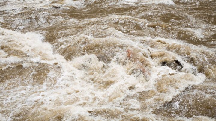 VIDEO | Combi queda varada por inundación en Edomex