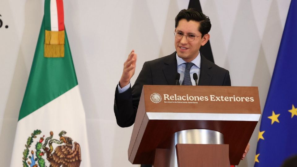 El canciller Roberto Velasco niega haber recibido alertas sobre el estatus de las visas de gobernadores.