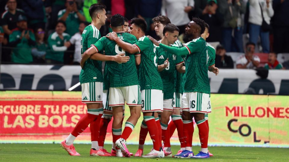 Los jugadores de la selección mexicana celebran el triunfo ante Serbia antes de someterse al veredicto estadístico de la IA para el Mundial 2026.
