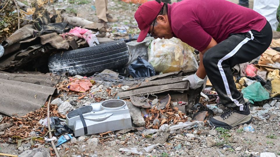 Con el apoyo de maquinaria pesada, servidores públicos y vecinos retiran toneladas de basura.