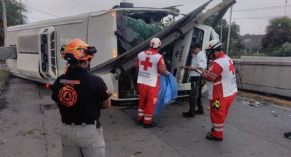 Muere conductor tras volcadura de camión de personal en Escobedo