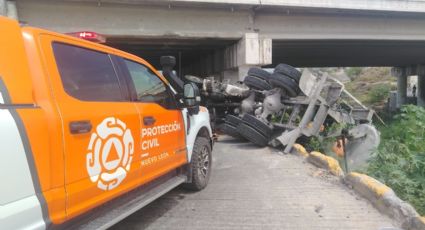 Vuelca revolvedora en García y derrama cemento hacia el río Pesquería