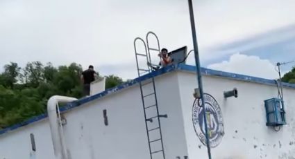 VIDEO | Captan a jóvenes bañándose en tanque de agua potable de AyD