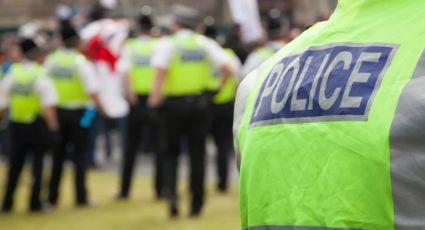 Pasajera agrede a policía tras conflicto de equipaje