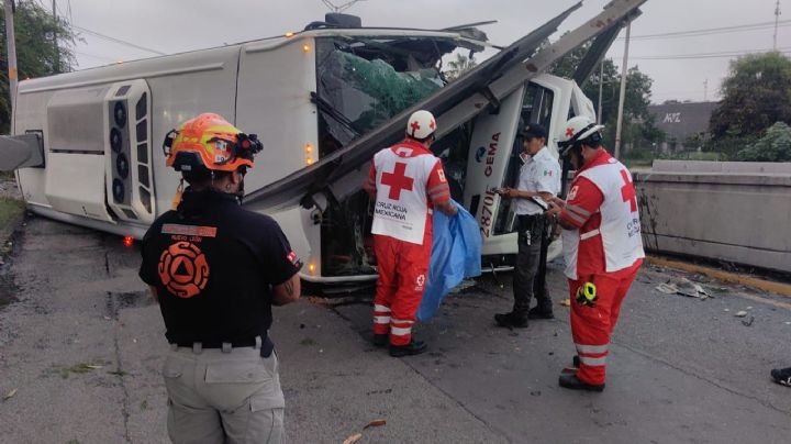 Muere conductor tras volcadura de camión de personal en Escobedo