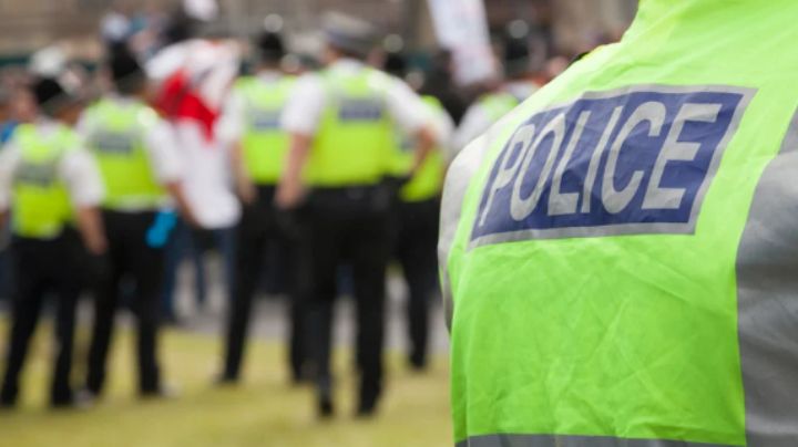 Pasajera agrede a policía tras conflicto de equipaje