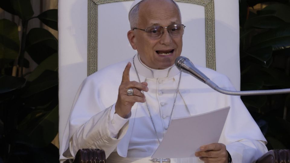 El Papa León XIV recibió la camiseta oficial de la Selección Mexicana.