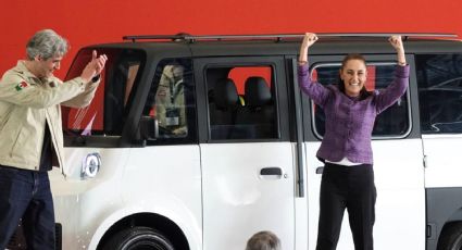 Sheinbaum maneja el auto eléctrico Olinia por primera vez
