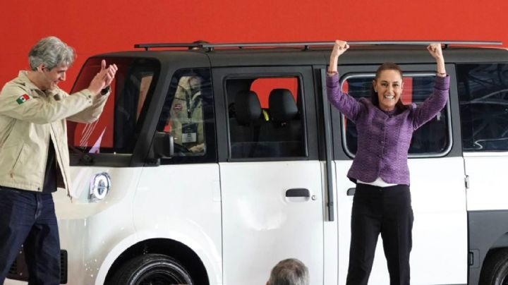Sheinbaum conduce por primera el nuevo auto eléctrico mexicano, Olinia