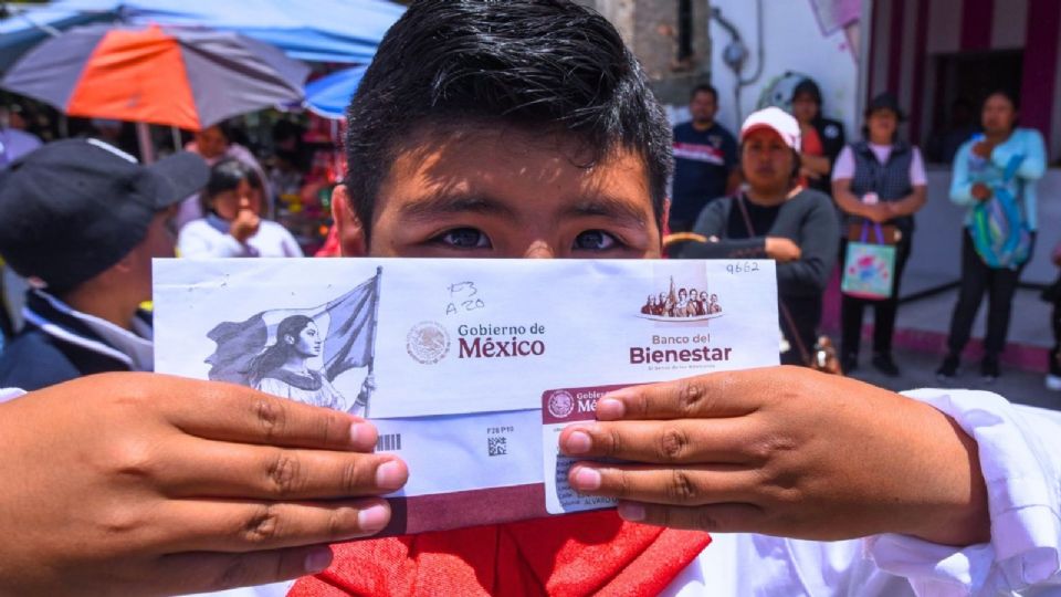 15 millones de beneficiarios de educación básica (preescolar, primaria y secundaria) verán reflejado su apoyo económico.