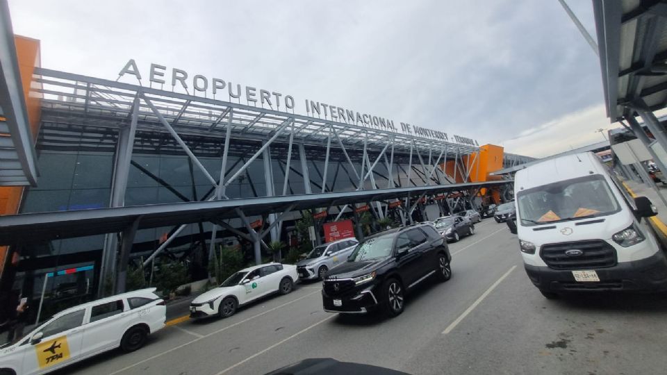 Personal de la CFE participó en las maniobras para restablecer el suministro eléctrico tras la falla registrada en el Aeropuerto Internacional de Monterrey.