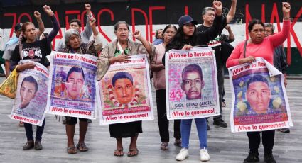 Padres de Ayotzinapa denuncian que les “sembraron” explosivos durante revisión en CDMX