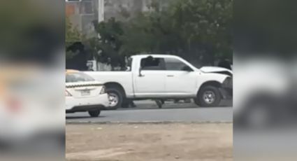 Tres detenidos tras persecución en García; impactan patrulla y les aseguran un arma