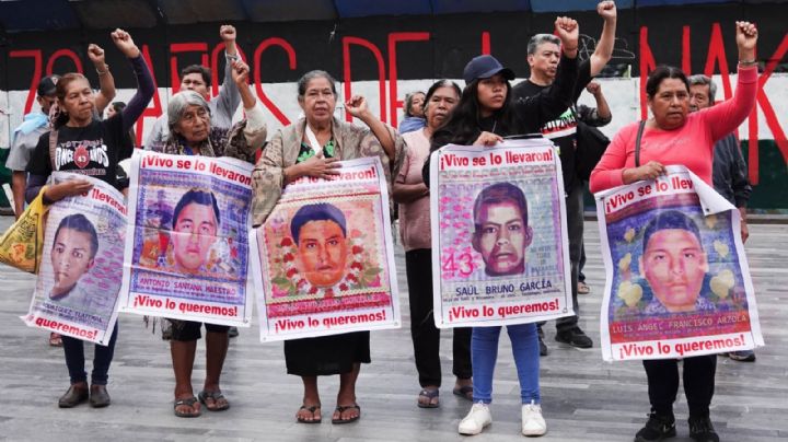 Padres de Ayotzinapa denuncian que les “sembraron” explosivos durante revisión en CDMX