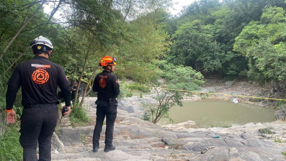 Elementos de rescate recuperaron el cuerpo de un hombre hallado en el paraje Charco Azul, en Juárez; la Fiscalía investiga las circunstancias del fallecimiento.