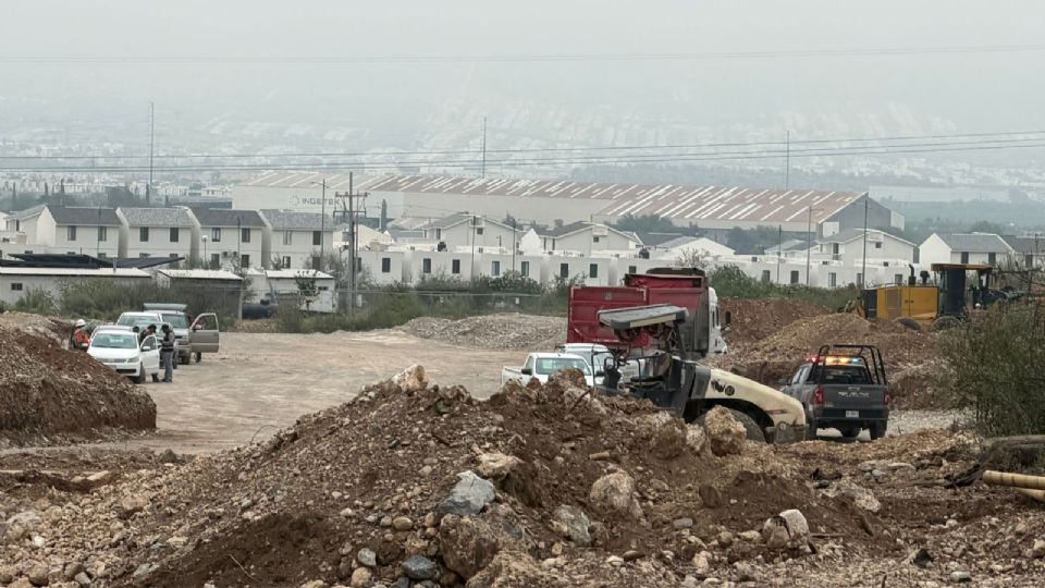 Policías municipales y agentes ministeriales acudieron al sitio para recabar evidencias tras el robo de una pipa y diversa herramienta en una obra en construcción.
